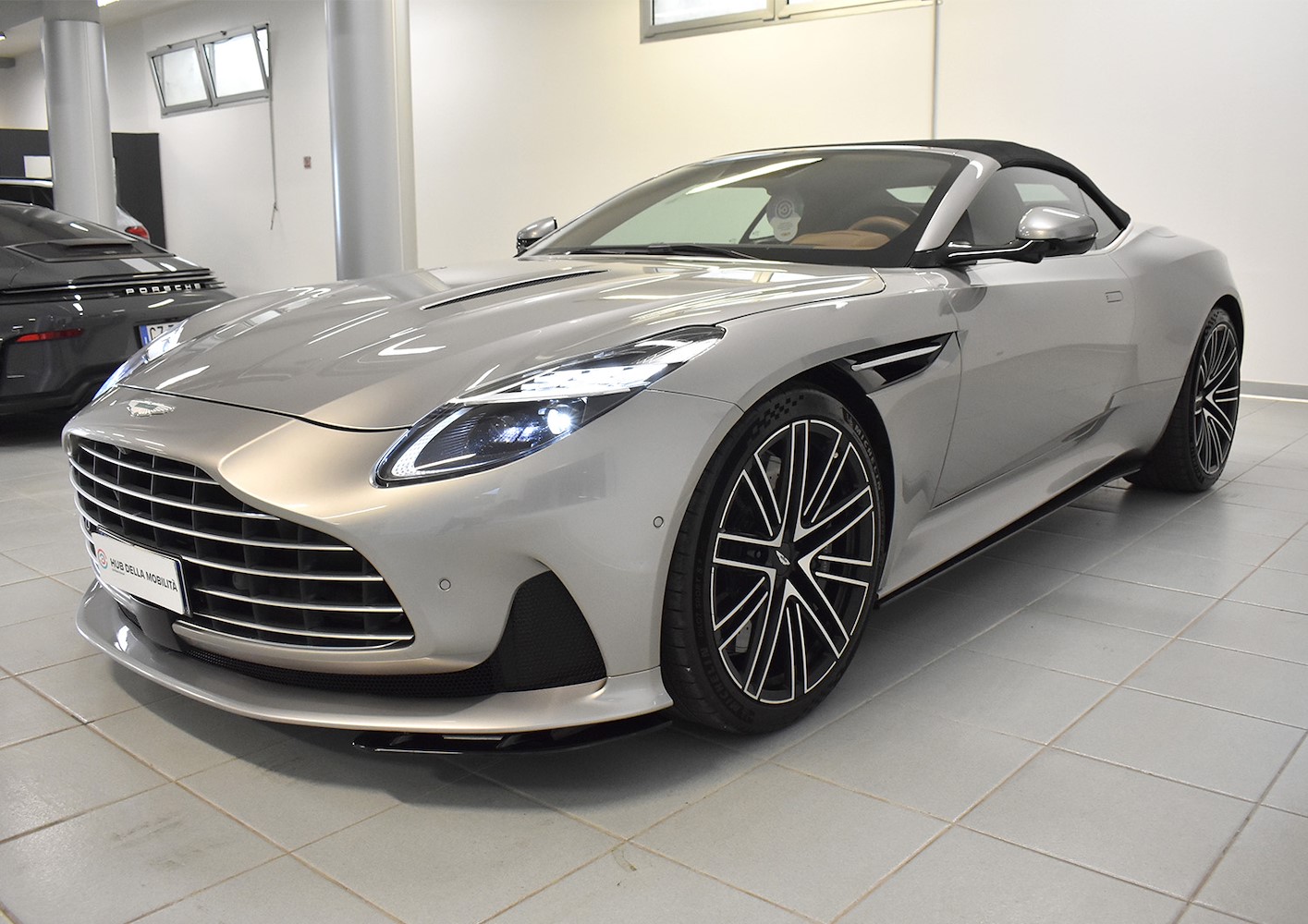 ASTON MARTIN DB12 V8 Volante