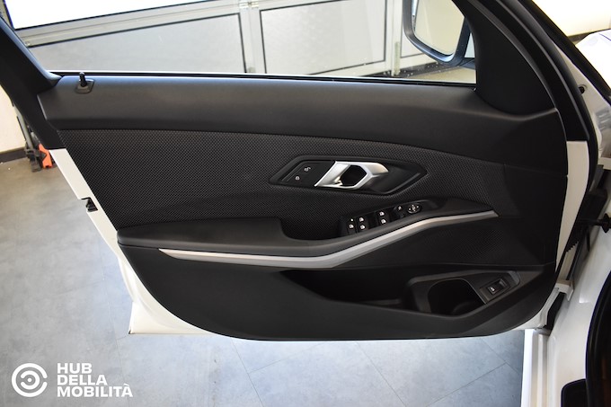 BMW 318d 48V Touring Business Advantage