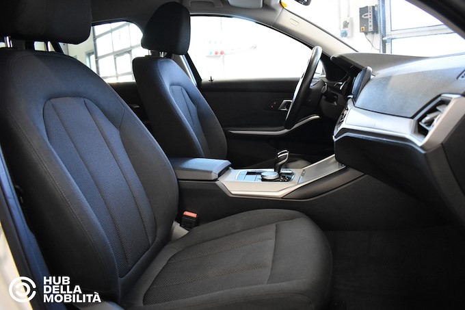 BMW 318d 48V Touring Business Advantage