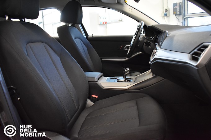 BMW 318d 48V Touring Business Advantage