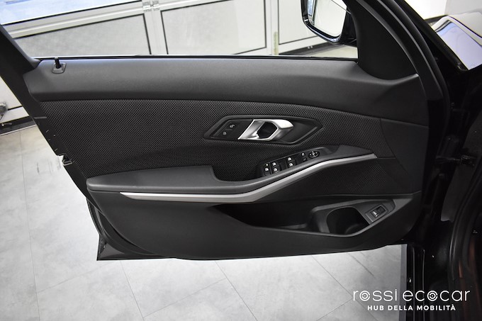 BMW 320d 48V Touring Business Advantage