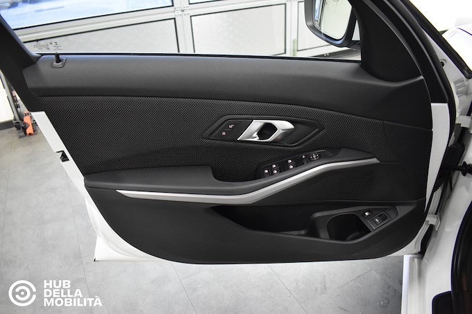 BMW 330e xDrive Touring Business Advantage