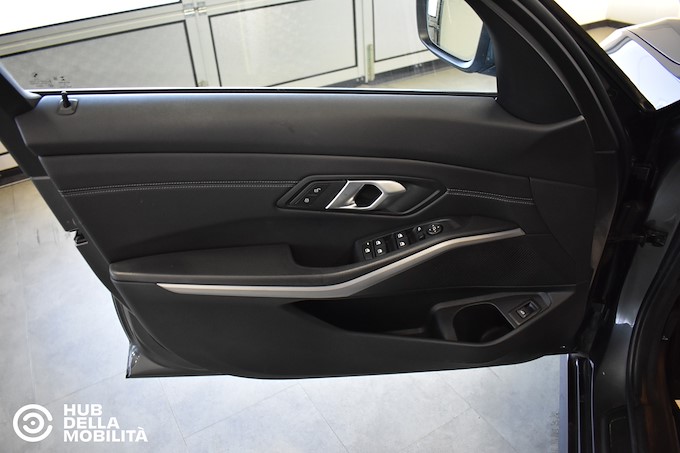 BMW 318d 48V Touring Business Advantage