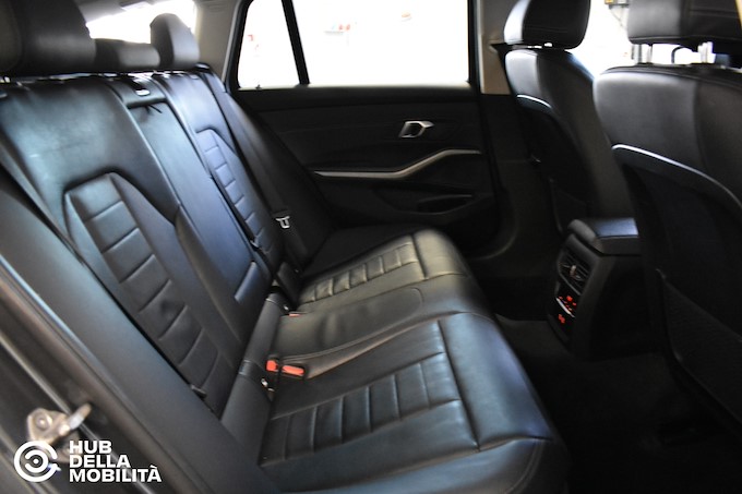 BMW 318d 48V Touring Business Advantage